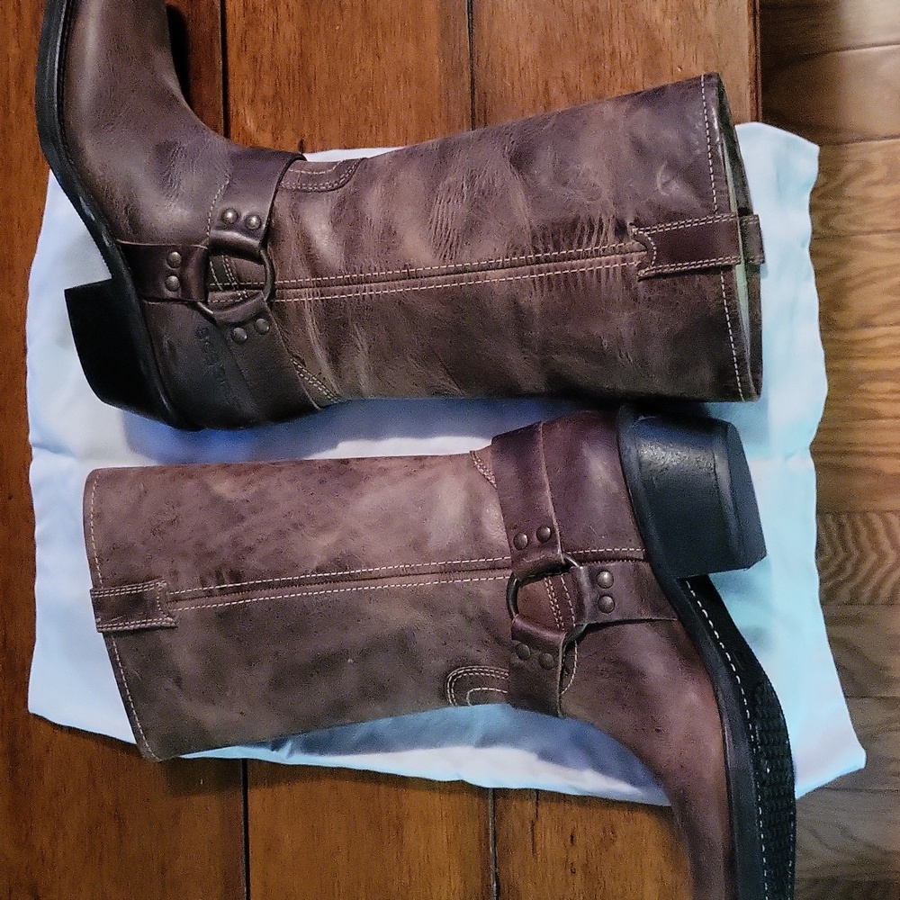Women's Brown Leather Boots. BCBGirls. SZ 81/2 - Picture 2 of 8